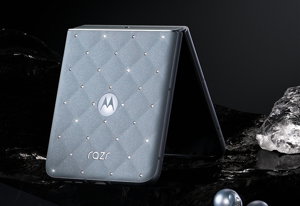 全球首款珠宝小折叠！联想moto razr 60冰钻限定版真机实拍来了