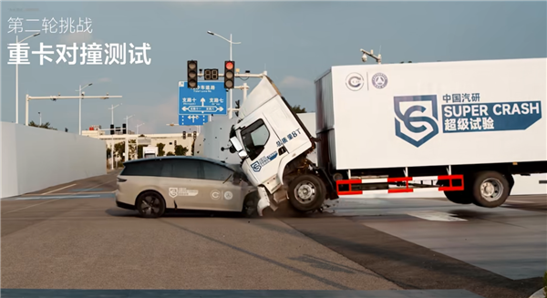 理想i8与乘龙卡车对撞引热议！理想汽车高管建议复测一把