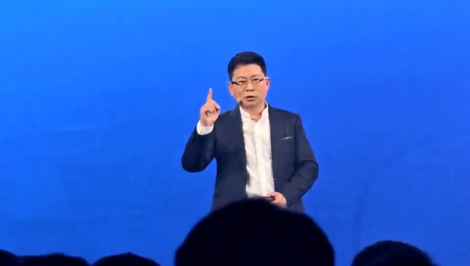 华为余承东首次回应开车睡觉传闻：是在看手机，生平第一次