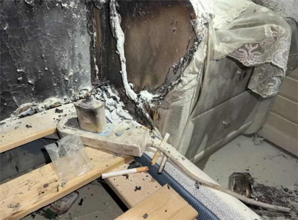 凌晨2点手机突然在卧室爆炸