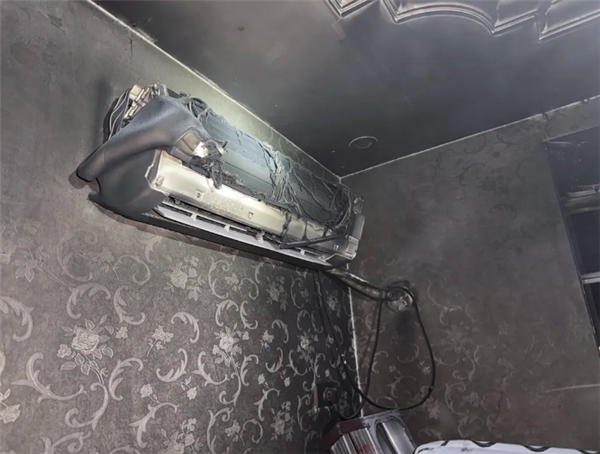凌晨2点手机突然在卧室爆炸