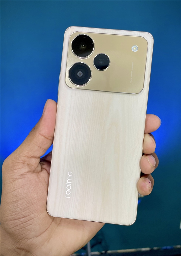 截胡苹果！真我P4系列官宣：镜头排布跟iPhone