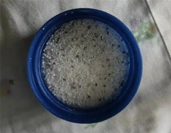 男孩把疏通剂当玩具