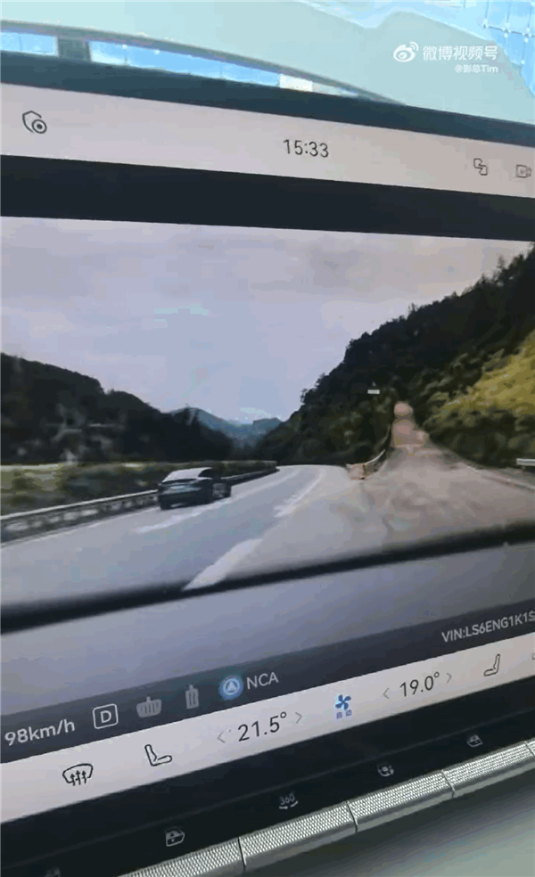 阿维塔12高速上辅助驾驶开进大车避险车道