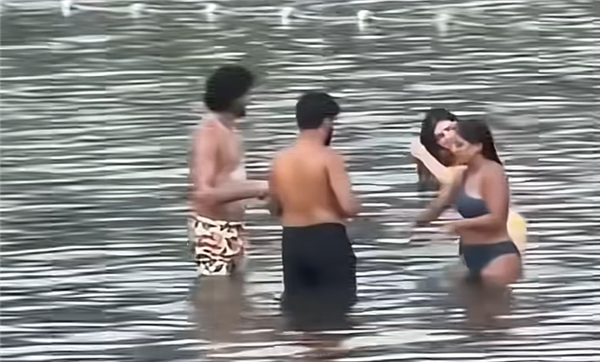 曝印度裔男女在加拿大湖里搓澡引强烈抗议