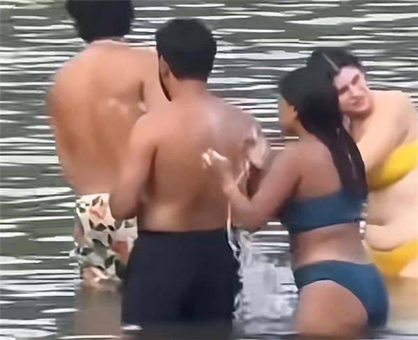 曝印度裔男女在加拿大湖里搓澡引强烈抗议