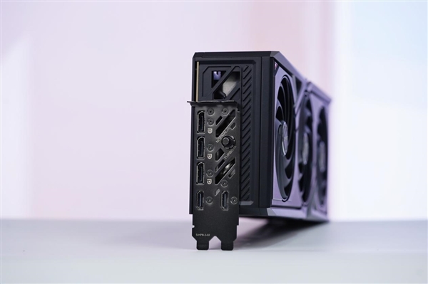 中国特供！七彩虹iGame RTX 5090D v2 Vulcan OC 24GB显卡图赏