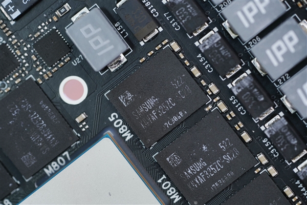 中国特供！七彩虹iGame RTX 5090D v2 Vulcan OC 24GB显卡图赏