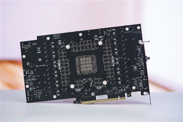 中国特供！七彩虹iGame RTX 5090D v2 Vulcan OC 24GB显卡图赏
