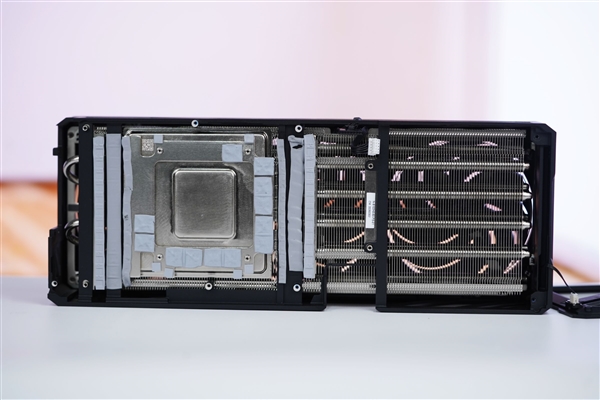 中国特供！七彩虹iGame RTX 5090D v2 Vulcan OC 24GB显卡图赏