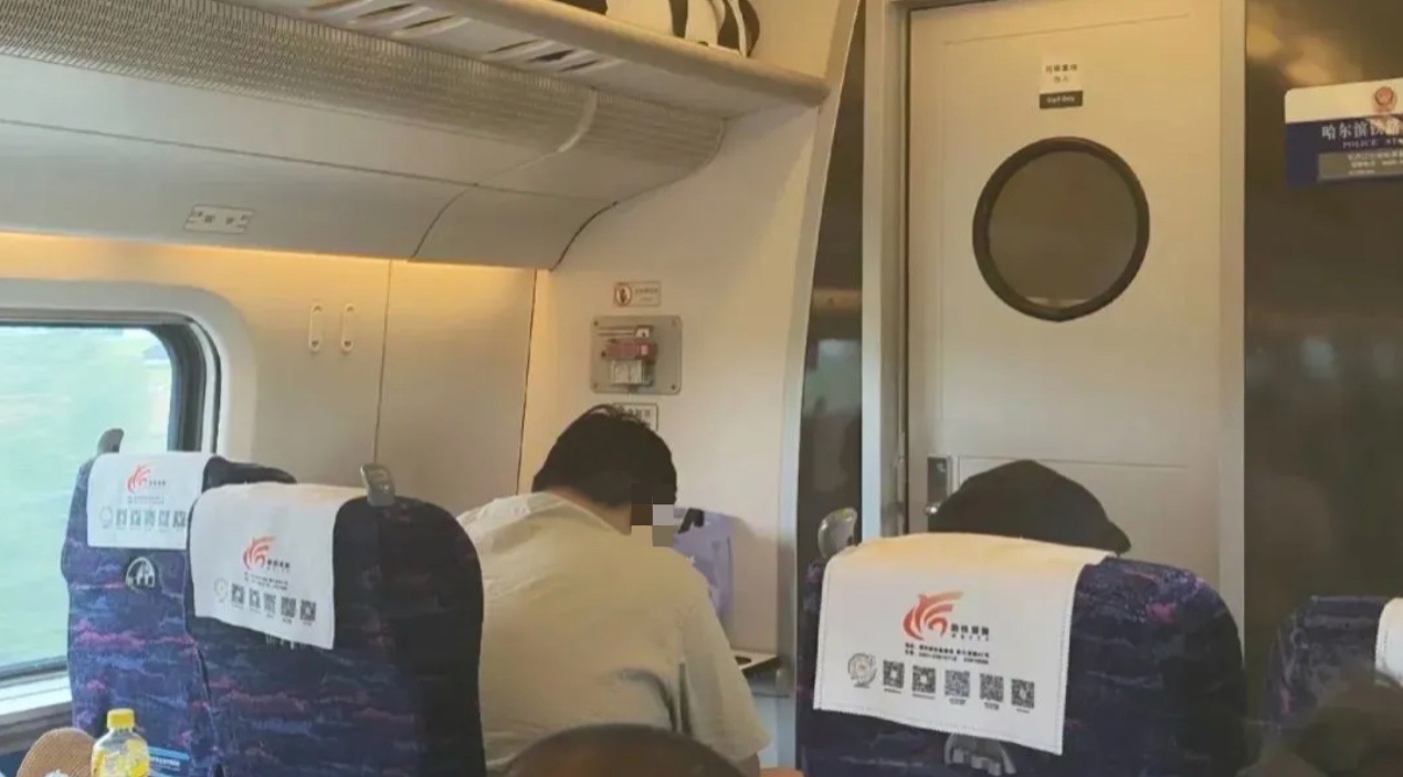 乘客吐槽高铁邻座