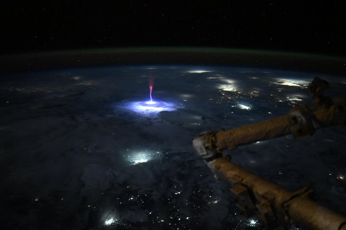国际空间站宇航员拍到罕见巨型喷流，NASA