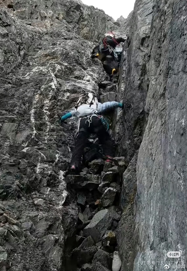 藏民12小时抬驴友下山收费6万
