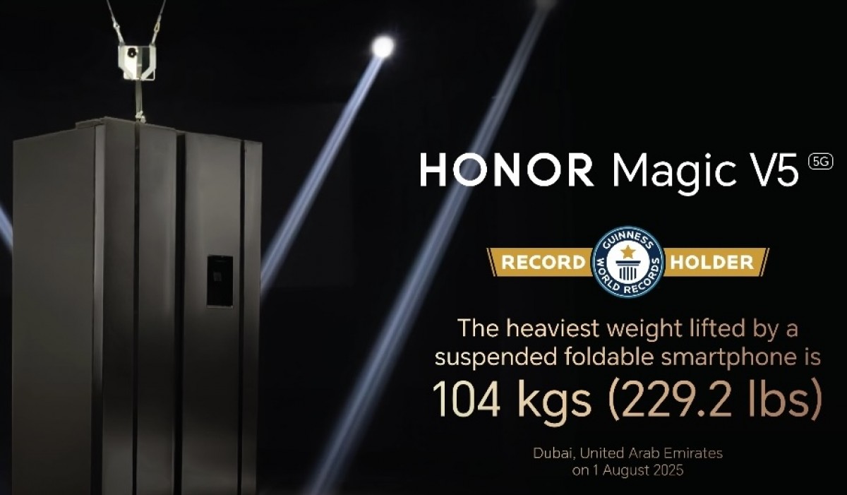荣耀Magic V5折叠屏实测承重104kg,刷新全球折叠手机悬挂纪录