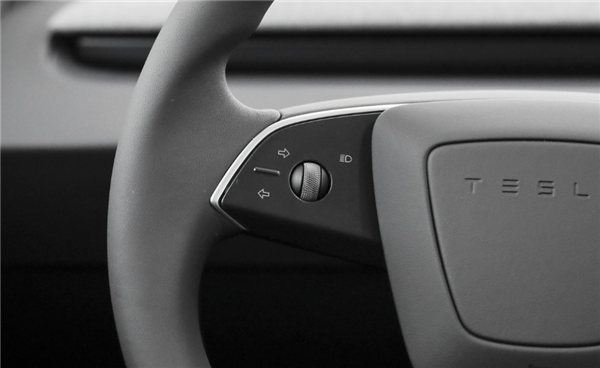 特斯拉Model 3方向盘及中控界面