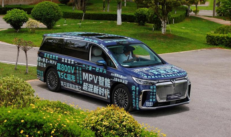 2026款岚图梦想家 PHEV 伪装实车尾部