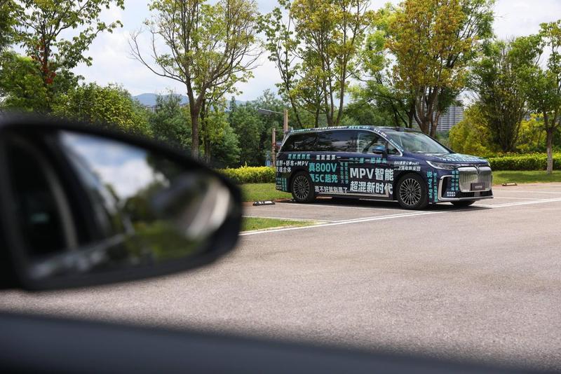 2026款岚图梦想家 PHEV 伪装实车