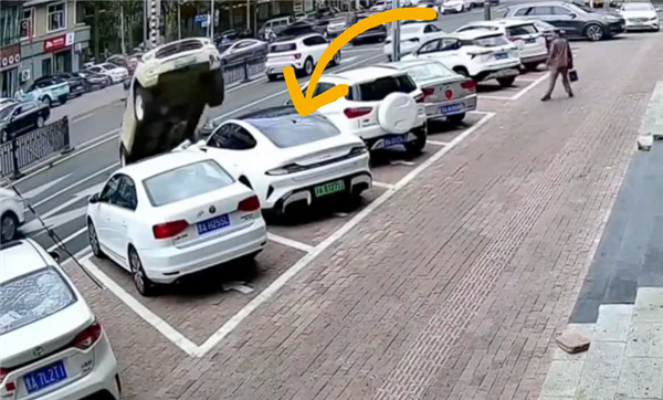 坦克400为避让小车失控冲撞护栏：砸中一辆小米SU7后四脚朝天