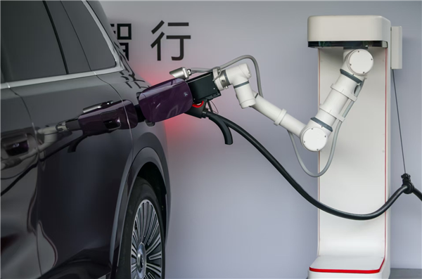 问界M8机械臂充电功能演示