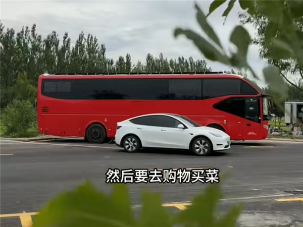 一家四口买“大巴房车”环游大半个中国：车内24平方