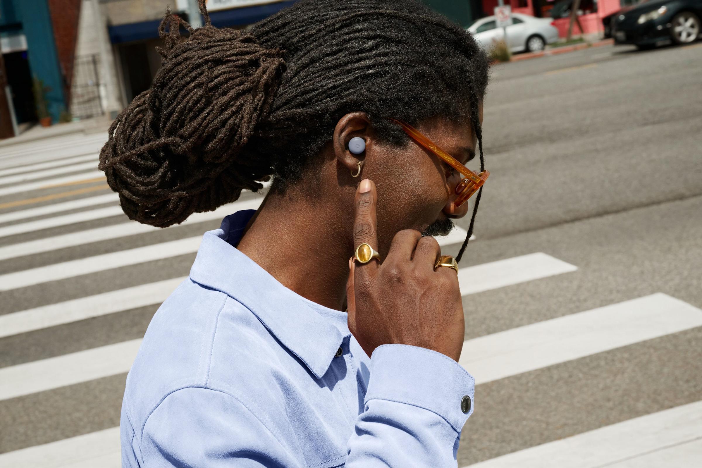 摇头拒接、点头接听：谷歌 Pixel Buds Pro 2 耳机下月解锁诸多 AI 新技能