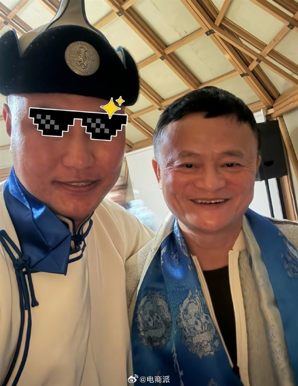 “网友内蒙偶遇马云晒合照：谦逊有礼”