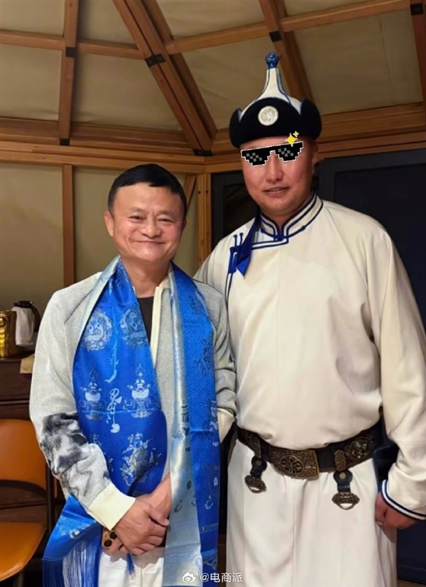“网友内蒙偶遇马云晒合照：谦逊有礼”
