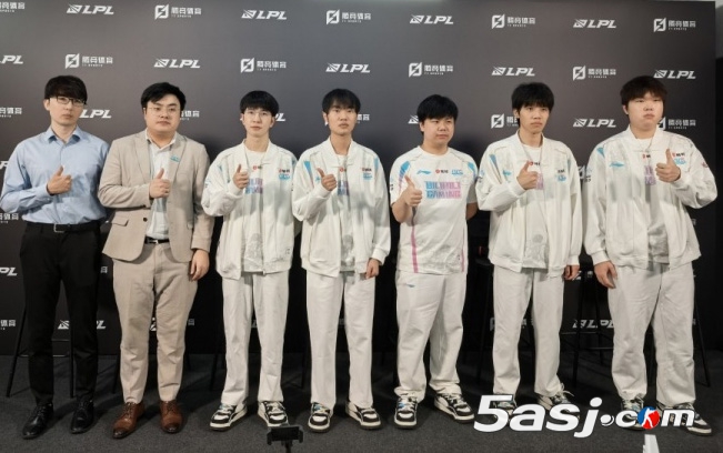 BLG 2-0碾压FPX锁定积分第二!Knight兔子1V3封神,教练直言中期问题亟待解决(含全员采访) BLG 2-0碾压FPX锁定积分第二!Knight兔子1V3封神,教练直言中期问题亟待解决(含全员采访)