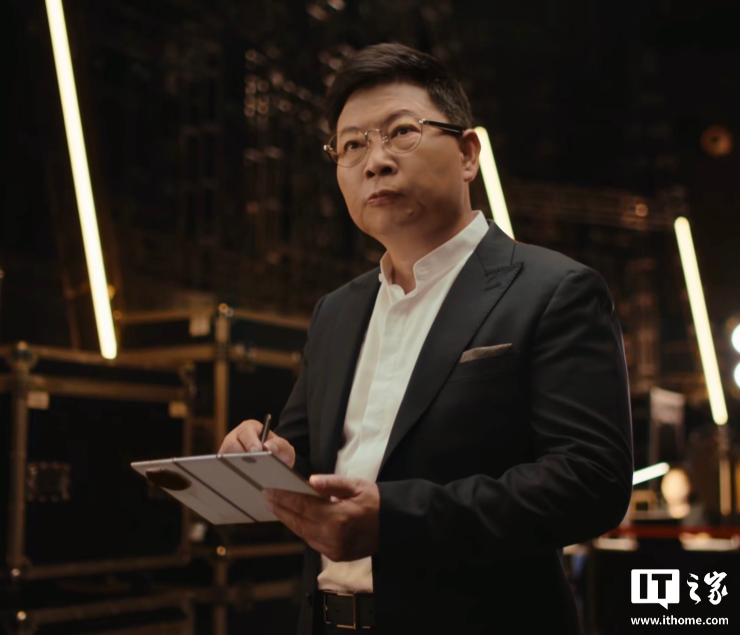 余承东展示华为 Mate XTs 非凡大师三折叠手机真机：支持手写笔，新增白色