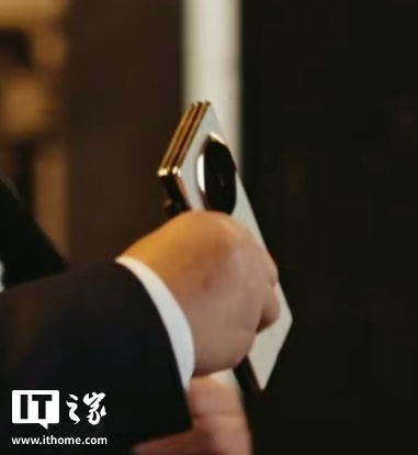 余承东展示华为 Mate XTs 非凡大师三折叠手机真机：支持手写笔，新增白色