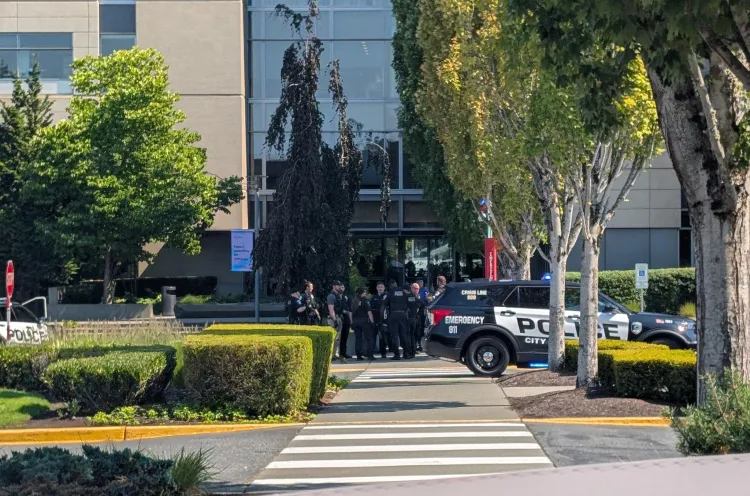 抗议者冲入微软雷德蒙德总部总裁办公室，谴责其“支持种族灭绝”