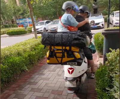 青岛父子骑雅迪电动车去西安