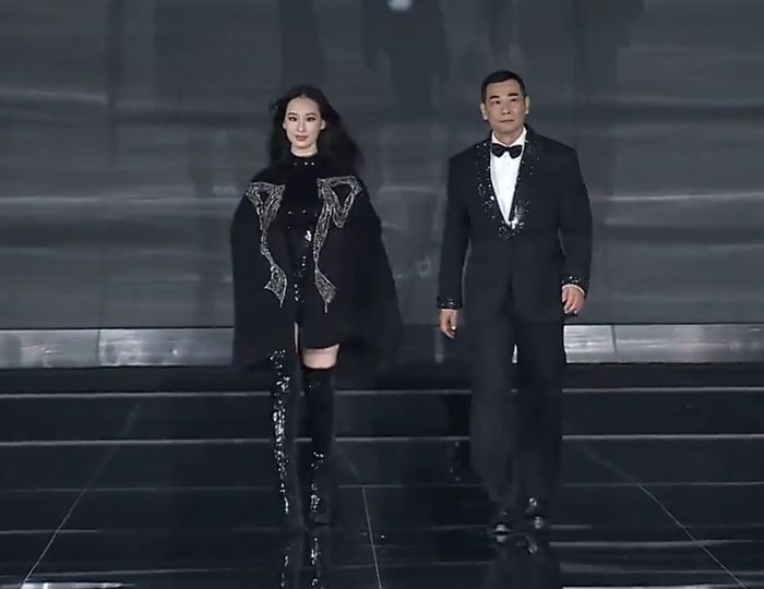 赵文卓带大女儿赵子仪走秀