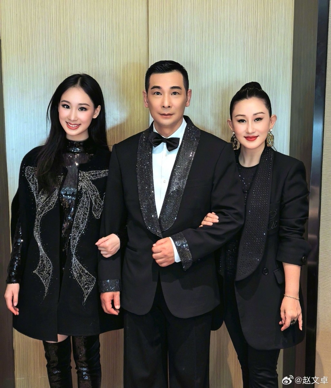 赵文卓带大女儿赵子仪走秀
