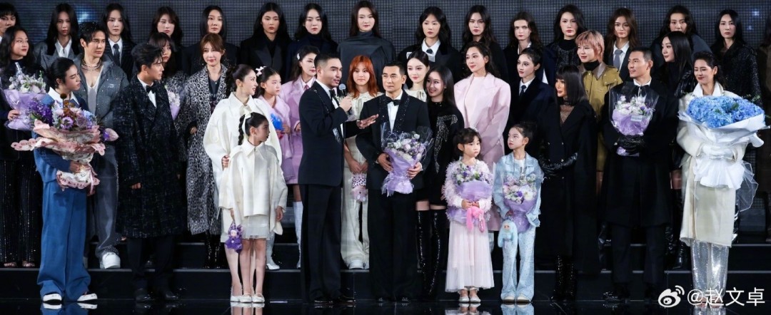 赵文卓带大女儿赵子仪走秀