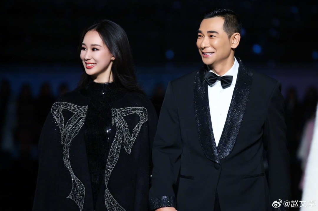 赵文卓带大女儿赵子仪走秀