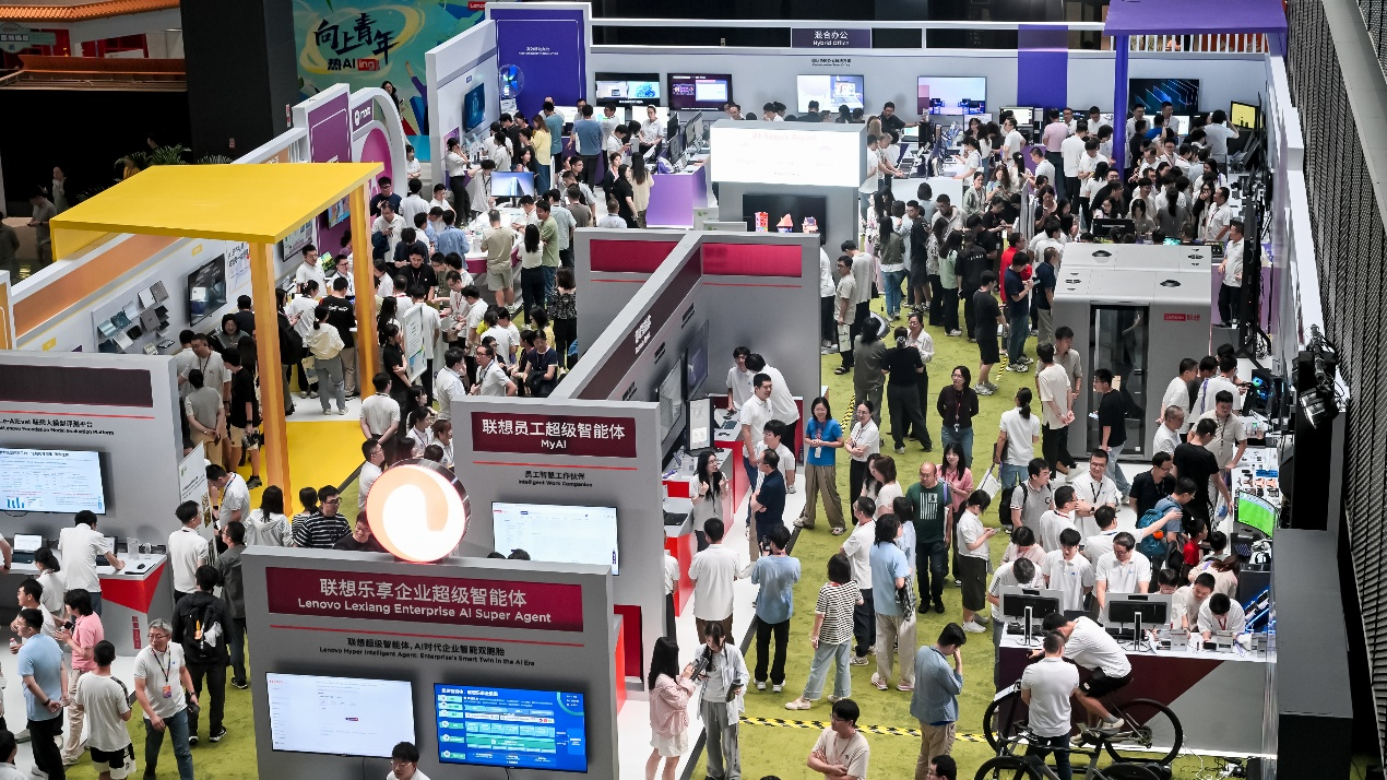 联想发布近200项AI产品及方案,AI PC销量占比突破30%