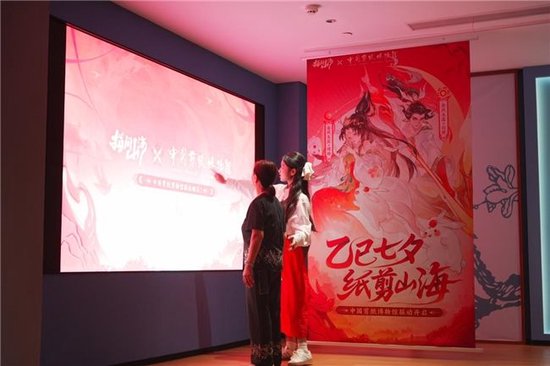 扬州剪纸传承人张震梅与博主苏久承合作创作