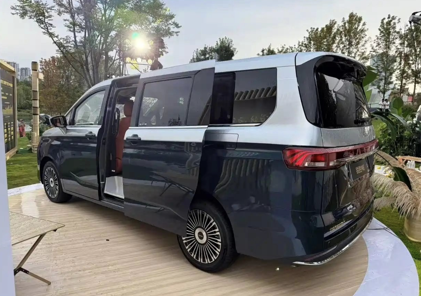 北汽制造锐胜 M8 中大型 MPV 发布：提供 7/9 座布局，可选四种动力