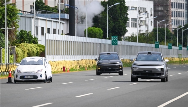 理想AES立功！夜间高速上紧急变道