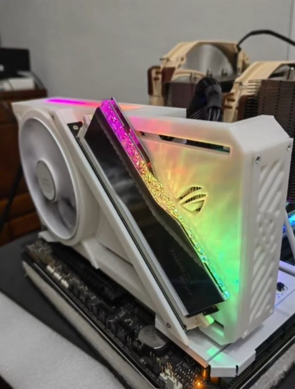 全球首个可以插DDR5内存的显卡!可惜只是个摆设