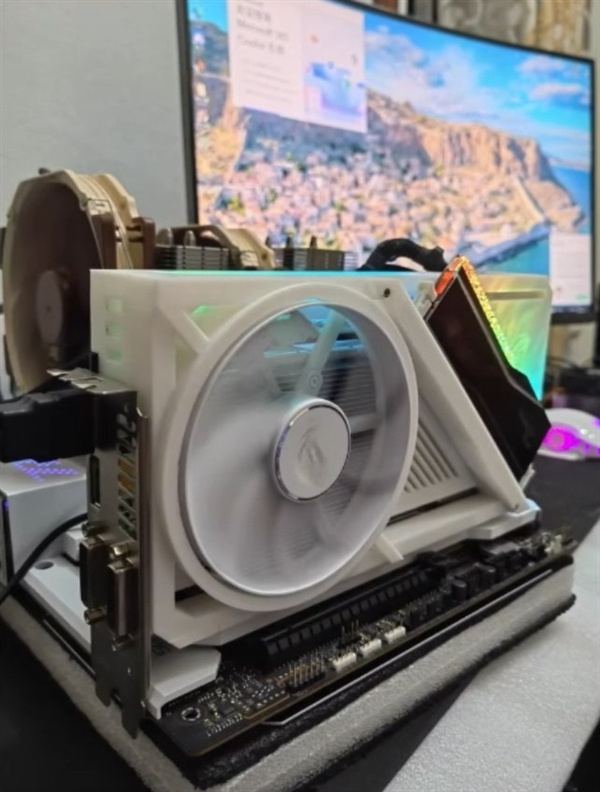 全球首个可以插DDR5内存的显卡!可惜只是个摆设