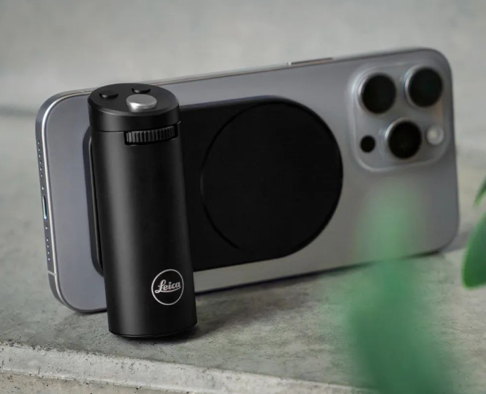 消息称哈苏将为苹果 iPhone 17 Pro / Max 推出拍照手柄外设，定价约 200 美元