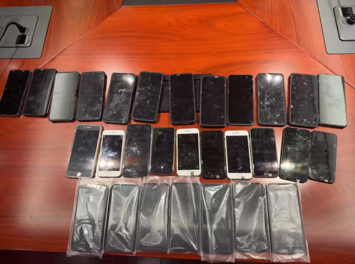 修改坐标定位滥用平台“等单”逻辑，三人出售“网约车抢单作弊手机”获利 8 万元被抓