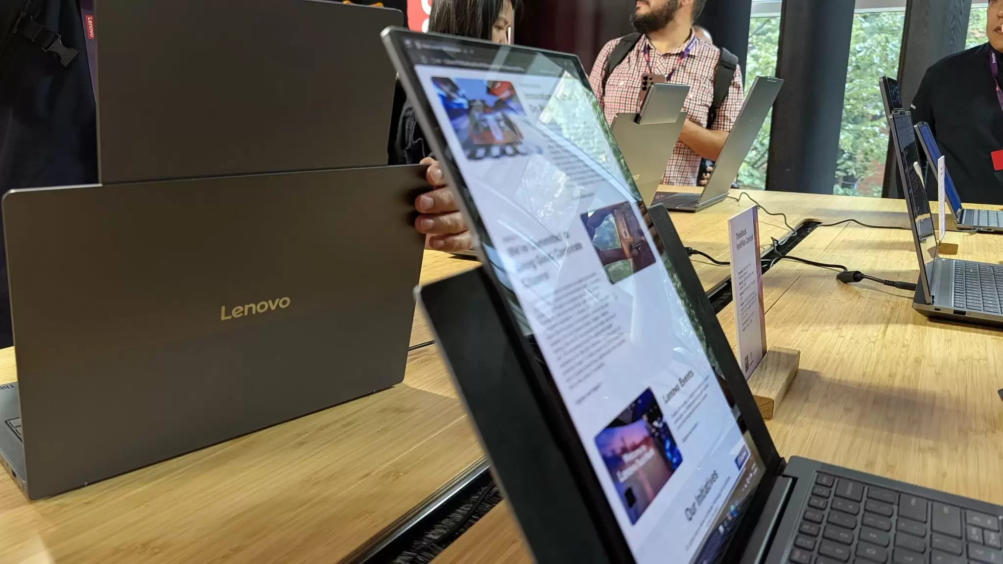 联想发布 ThinkBook VertiFlex 概念笔记本：屏幕可旋转切换横向 / 纵向