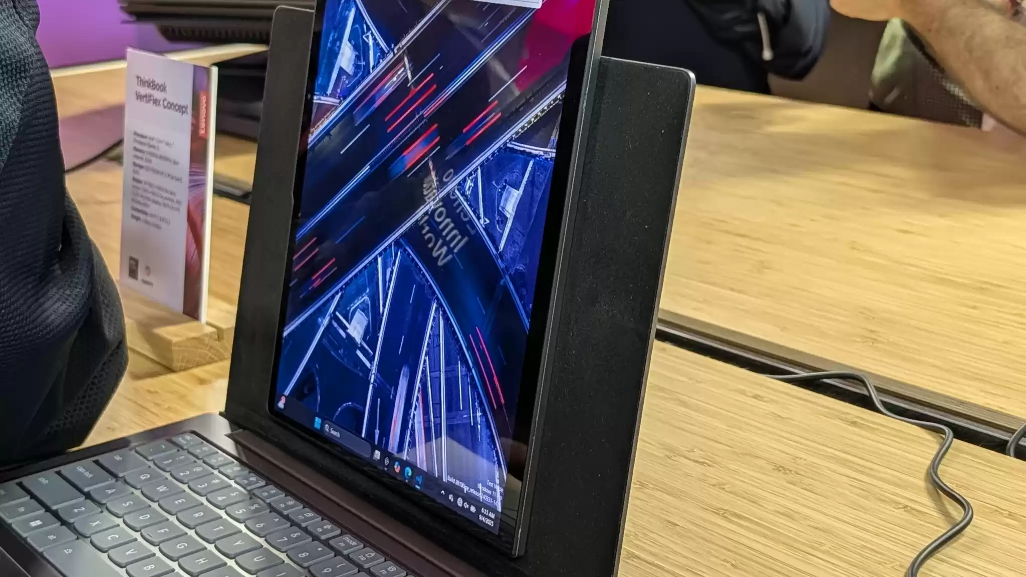 联想发布 ThinkBook VertiFlex 概念笔记本：屏幕可旋转切换横向 / 纵向