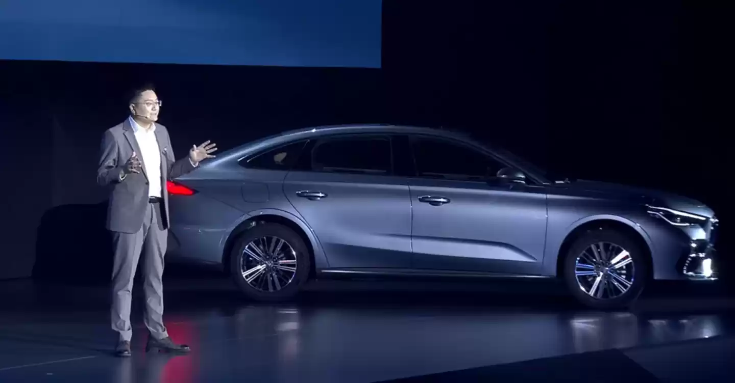 吉利银河星耀 6 电混家轿首秀:目标“国民神车”,“2L 级全球最低油耗”