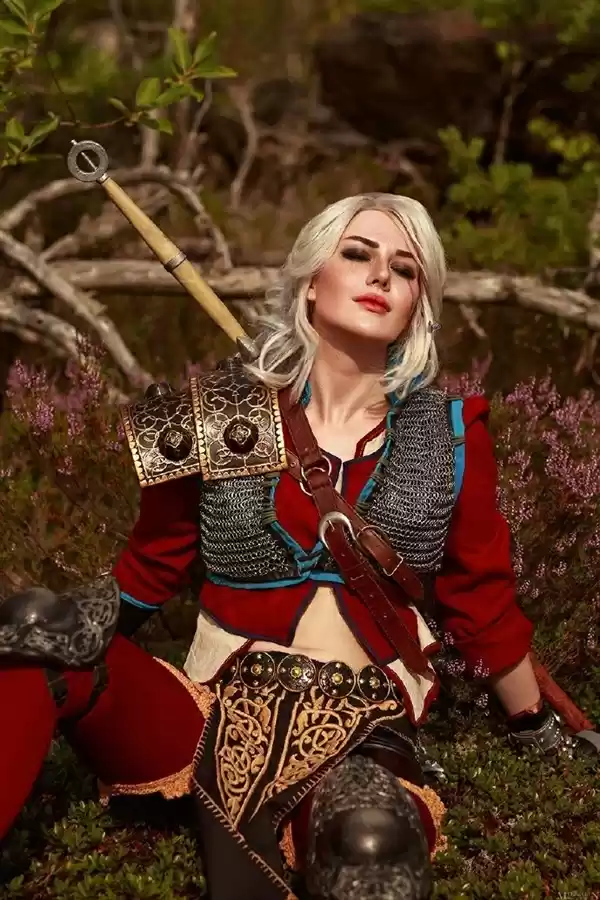 国外美女Cos《巫师3》希里美图 烈焰红唇性感热辣