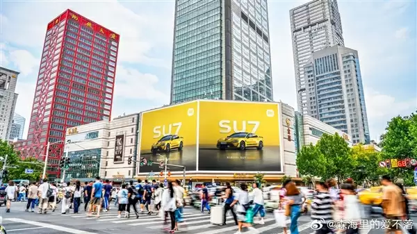 小米汽车广告随处可见 雷军:让更多传统豪车用户看到我们!网友佩服小米自信和实力