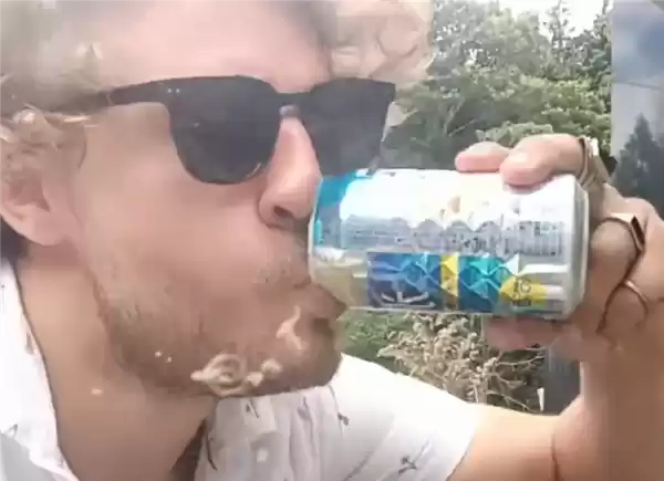 澳大利亚一男子日本旅行时喝掉墓前贡品:遭群批后道歉